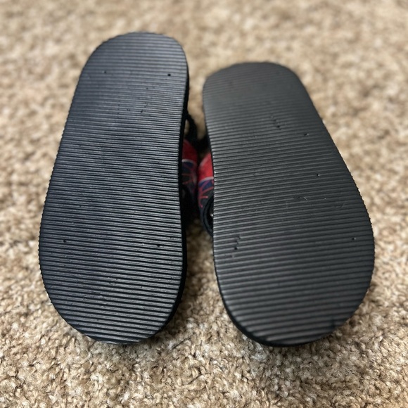 🌻Size 9-10T Light up flip flops! Great condition! Smoke free home🌻 - Picture 3 of 3